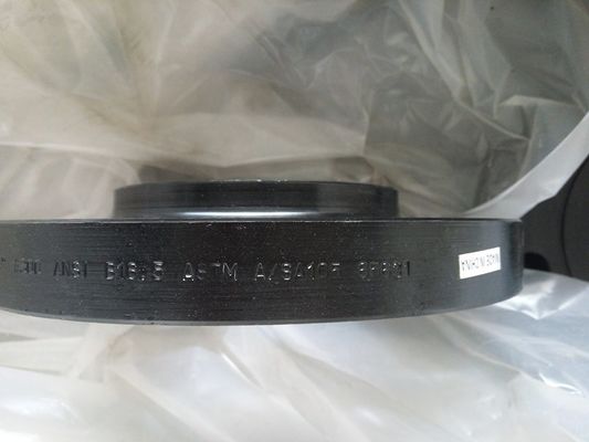 L'ACIER AU CARBONE DE LA NORME ANSI B 16,5 ET DE L'ASME B16.47 UN NOIR 105 PEIGNENT 1/2 » - 48&quot; SLIP SUR LA BRIDE AUGMENTÉE DE VISAGE